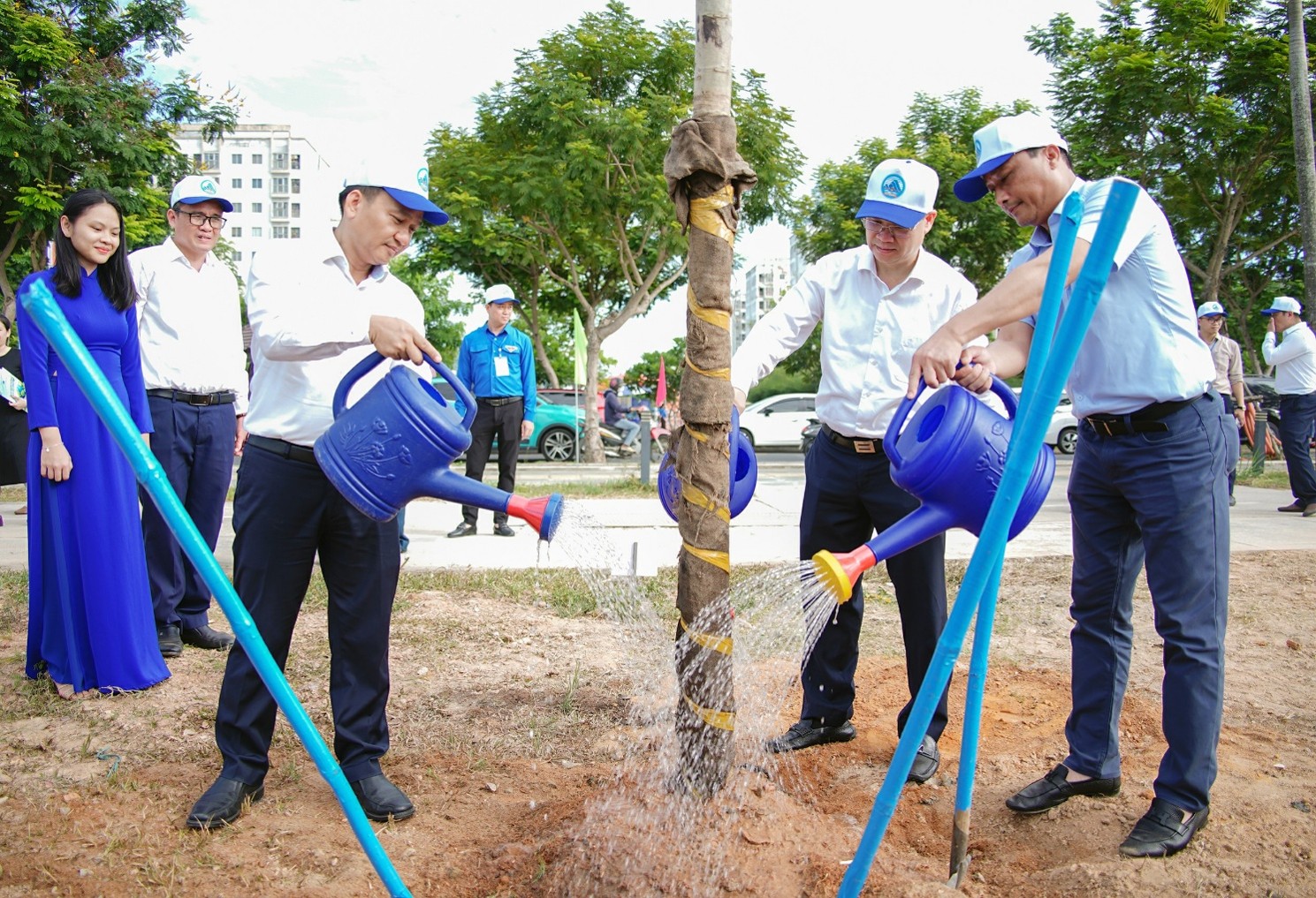 Thông tin đối ngoại về tình hình kinh tế, chính trị, văn hoá, xã