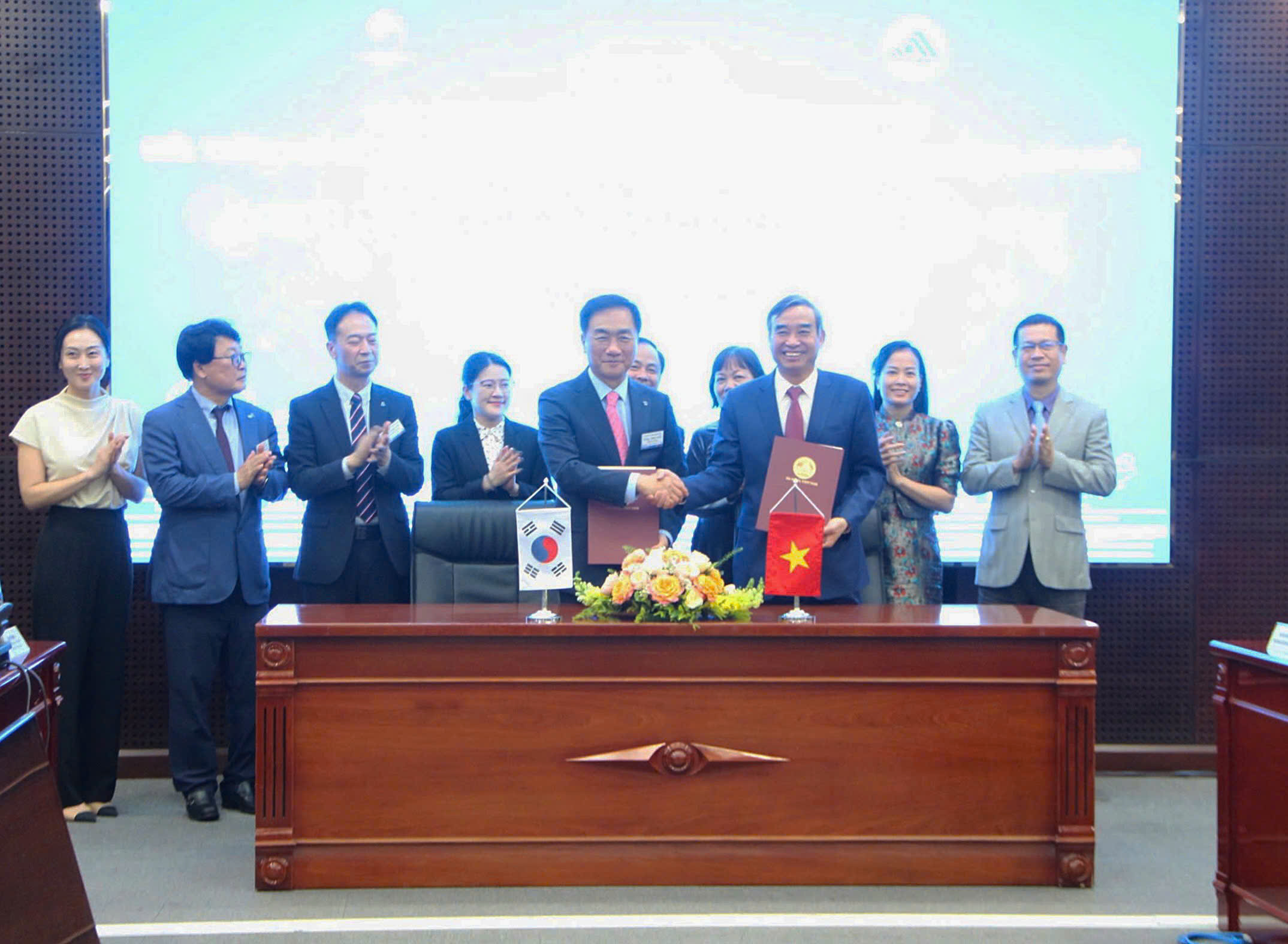 External information on the economy, politics, culture, and society in Da Nang city from Apr 1 to 5