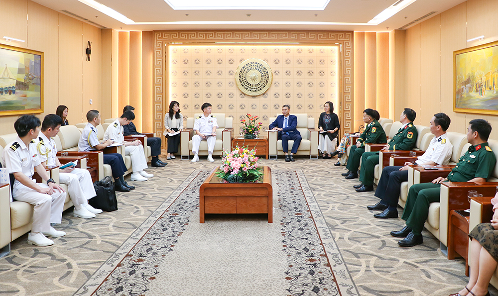 Da Nang City's Vice Chairman Ho Ky Minh Meets with Japanese Training Vessel’s Commander