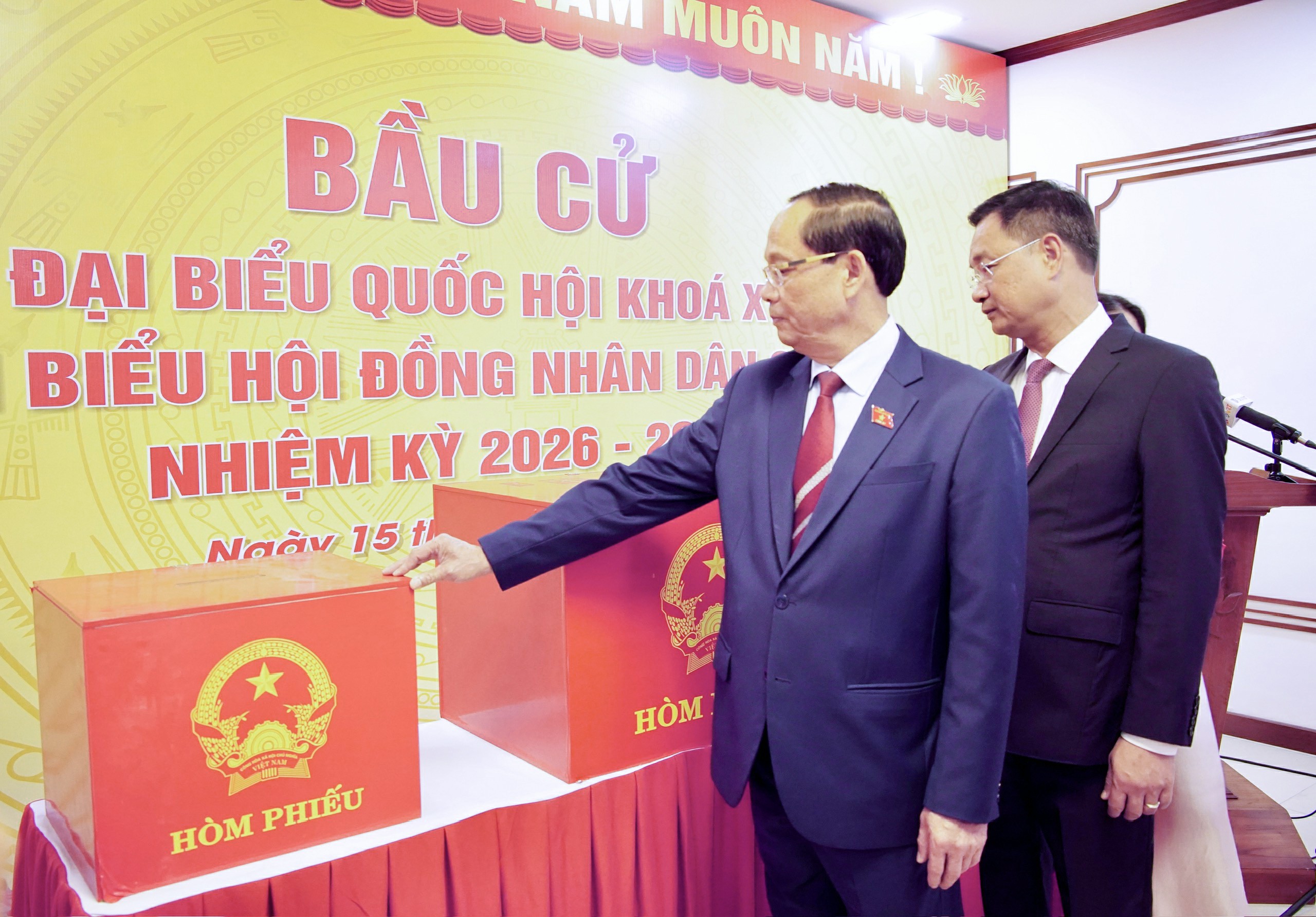 Phó Chủ tịch Quốc hội Trần Quang Phương kiểm tra tại khu vực bỏ phiếu số 15 (phường Hải Châu)