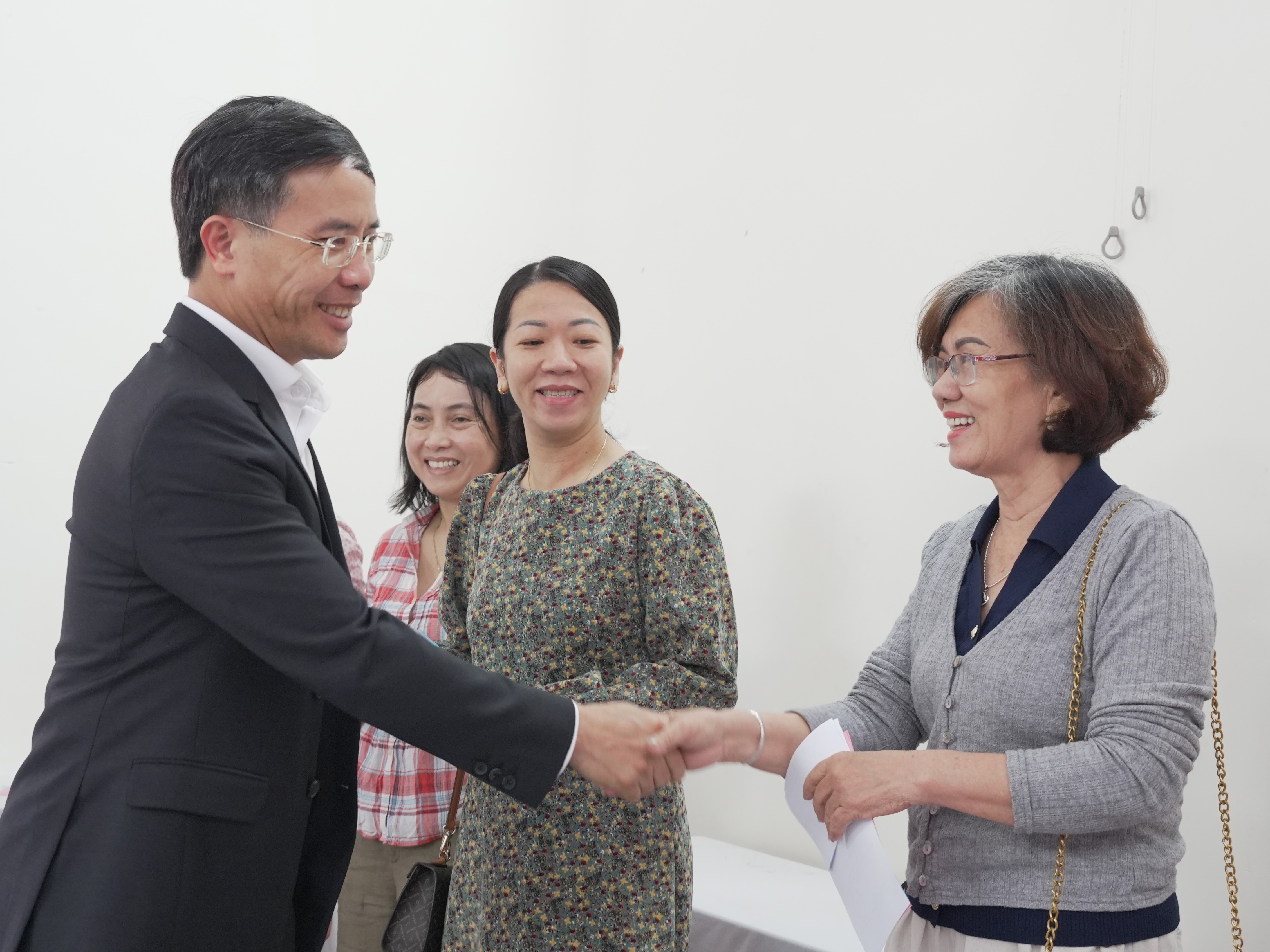 Chủ tịch UBND thành phố Phạm Đức Ấn kiểm tra công tác tổ chức bầu cử tại phường Cẩm Lệ và Hòa Khánh