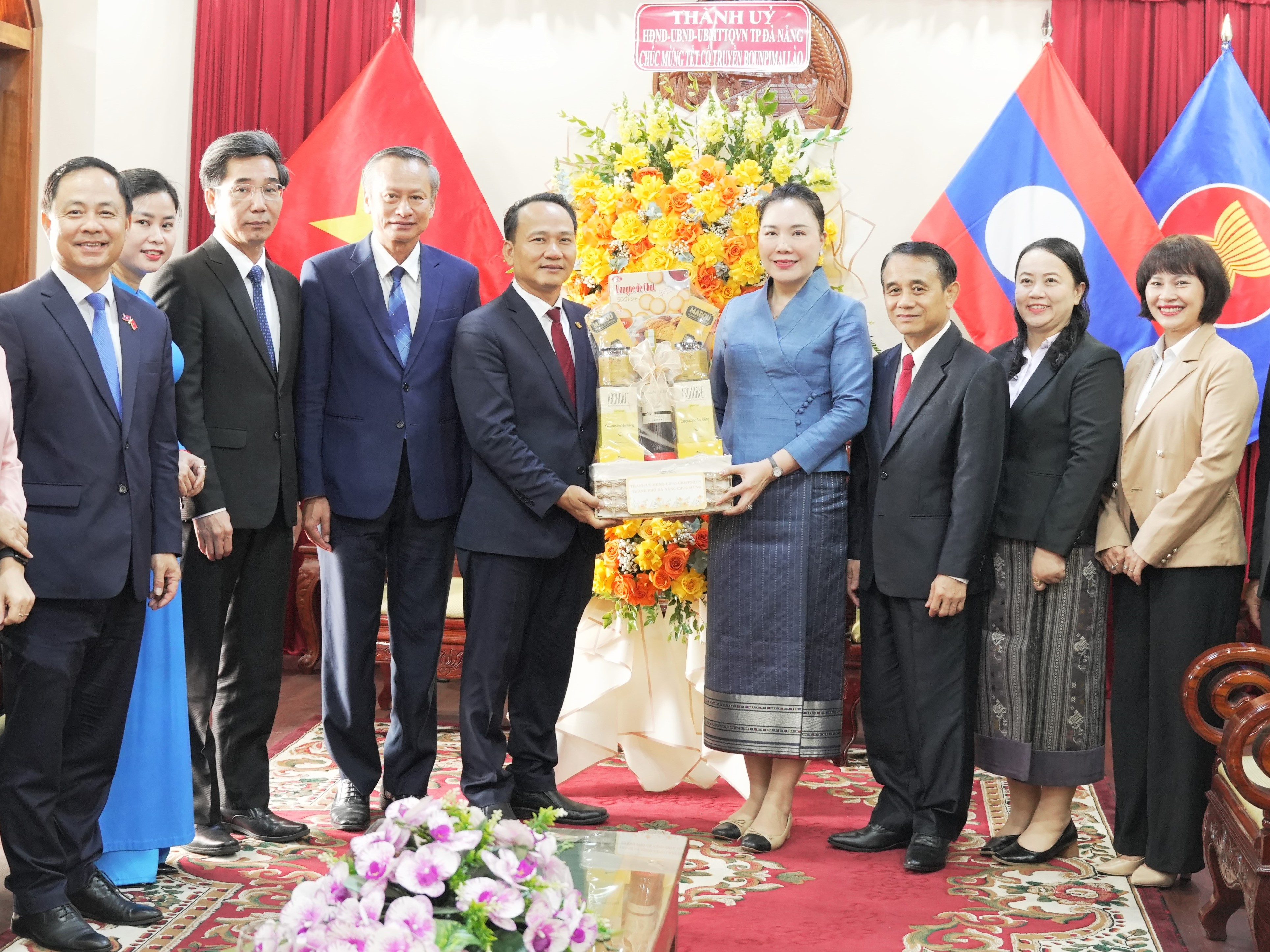 Phó Bí thư Thường trực Thành ủy Nguyễn Đình Vĩnh thăm, chúc mừng Tổng Lãnh sự quán Lào nhân dịp Tết Bounpimai