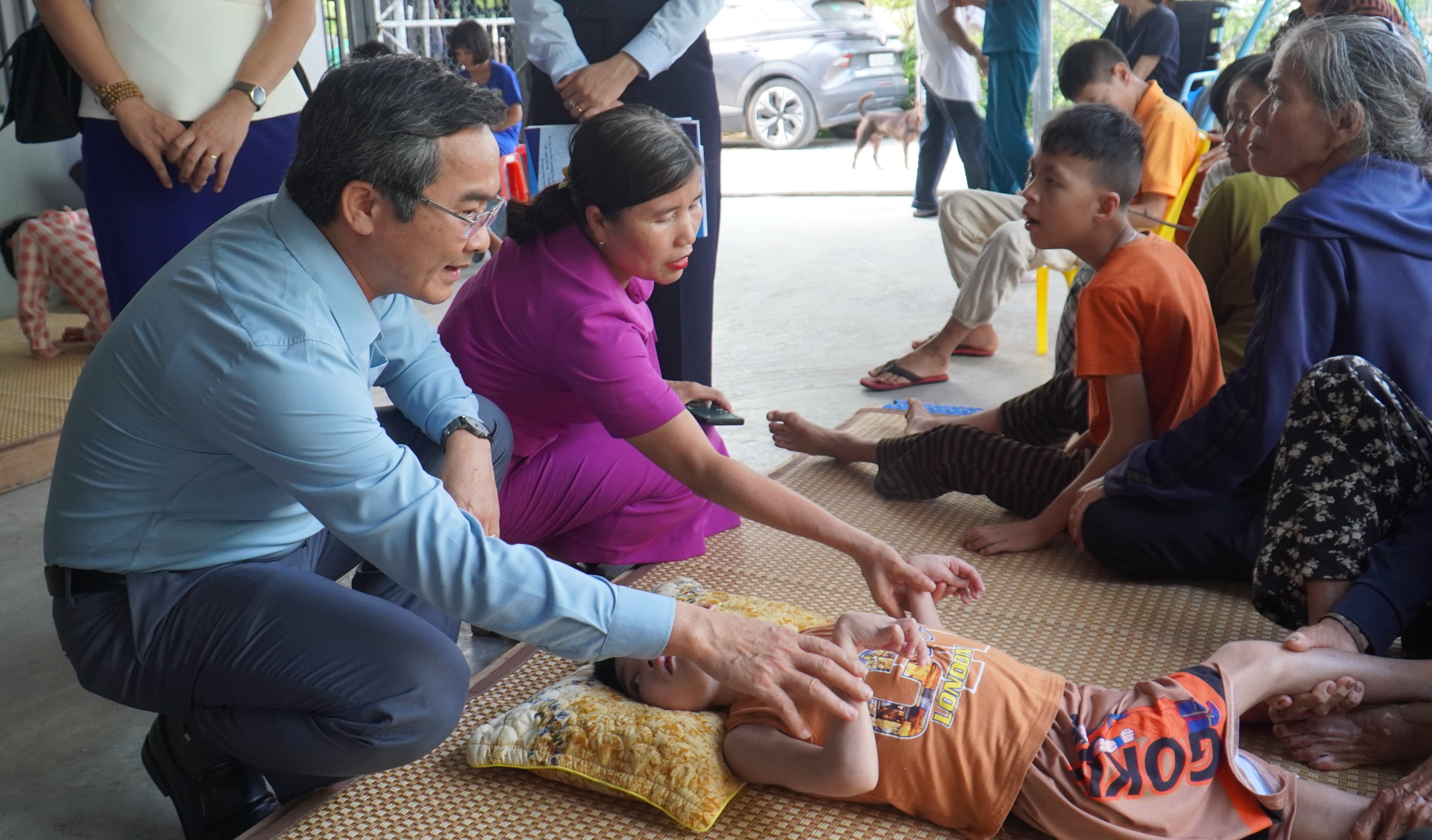 Phó Chủ tịch Thường trực Ủy ban MTTQ Việt Nam thành phố Nguyễn Phi Hùng thăm, tặng quà người khuyết tật