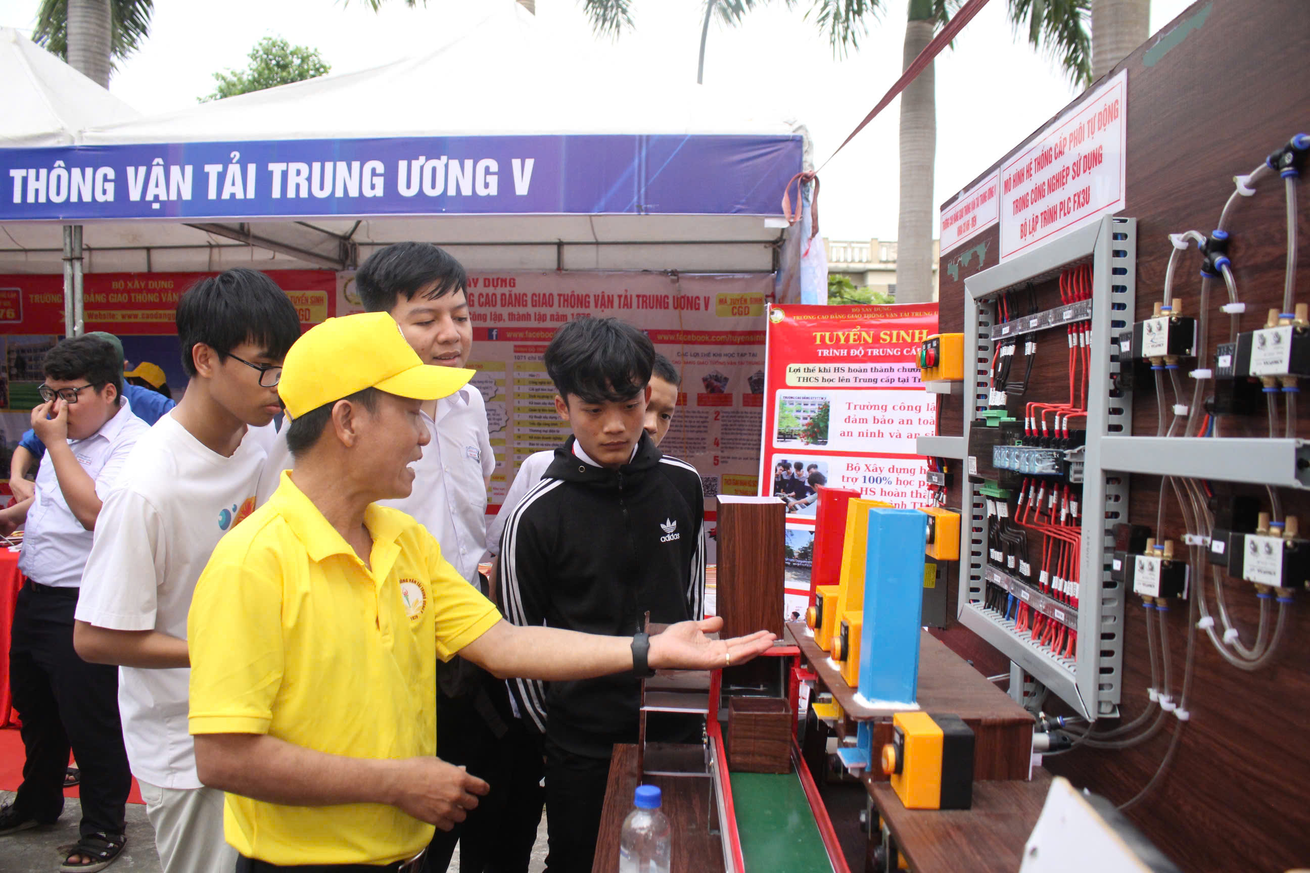 Sôi nổi Ngày hội tư vấn tuyển sinh giáo dục nghề nghiệp