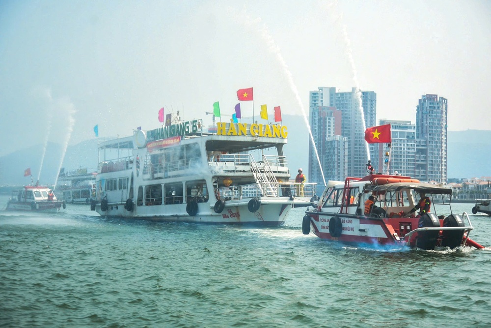 Nâng cao năng lực chữa cháy, cứu nạn cứu hộ trên sông Hàn