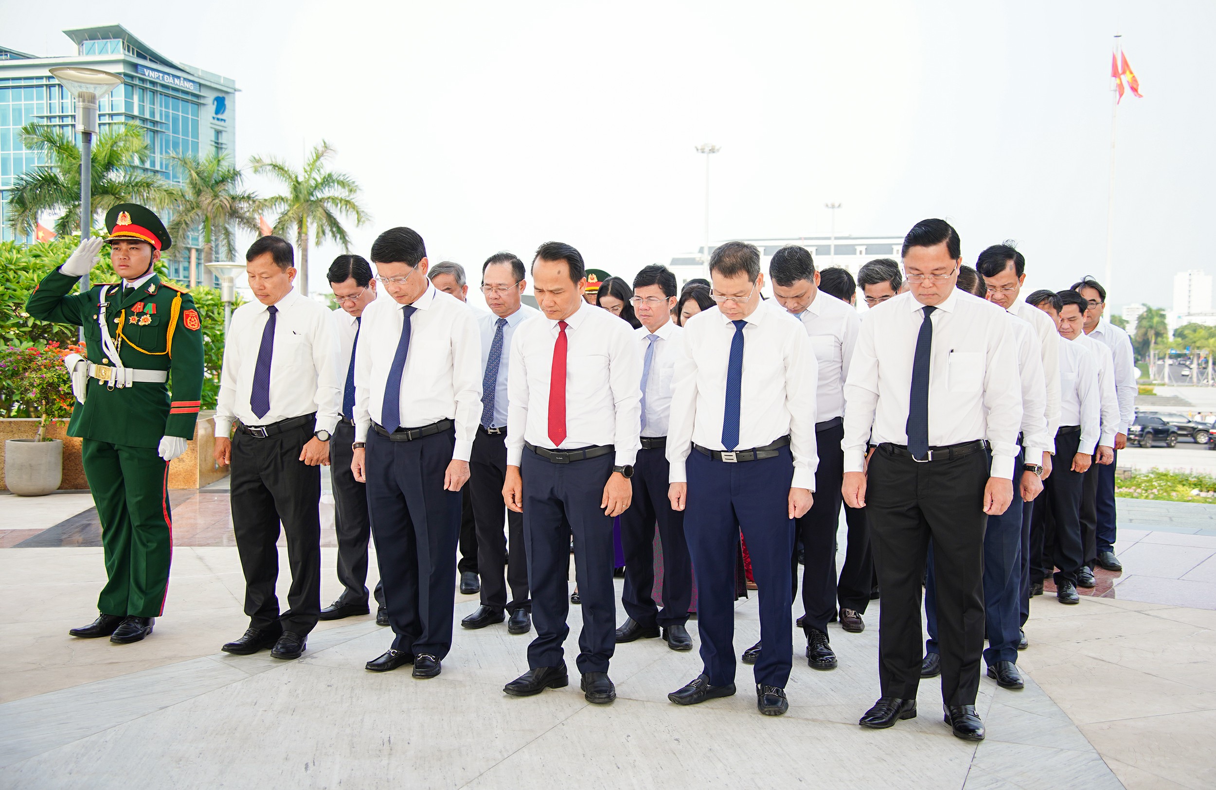 Lãnh đạo thành phố dâng hương tưởng niệm các anh hùng liệt sĩ