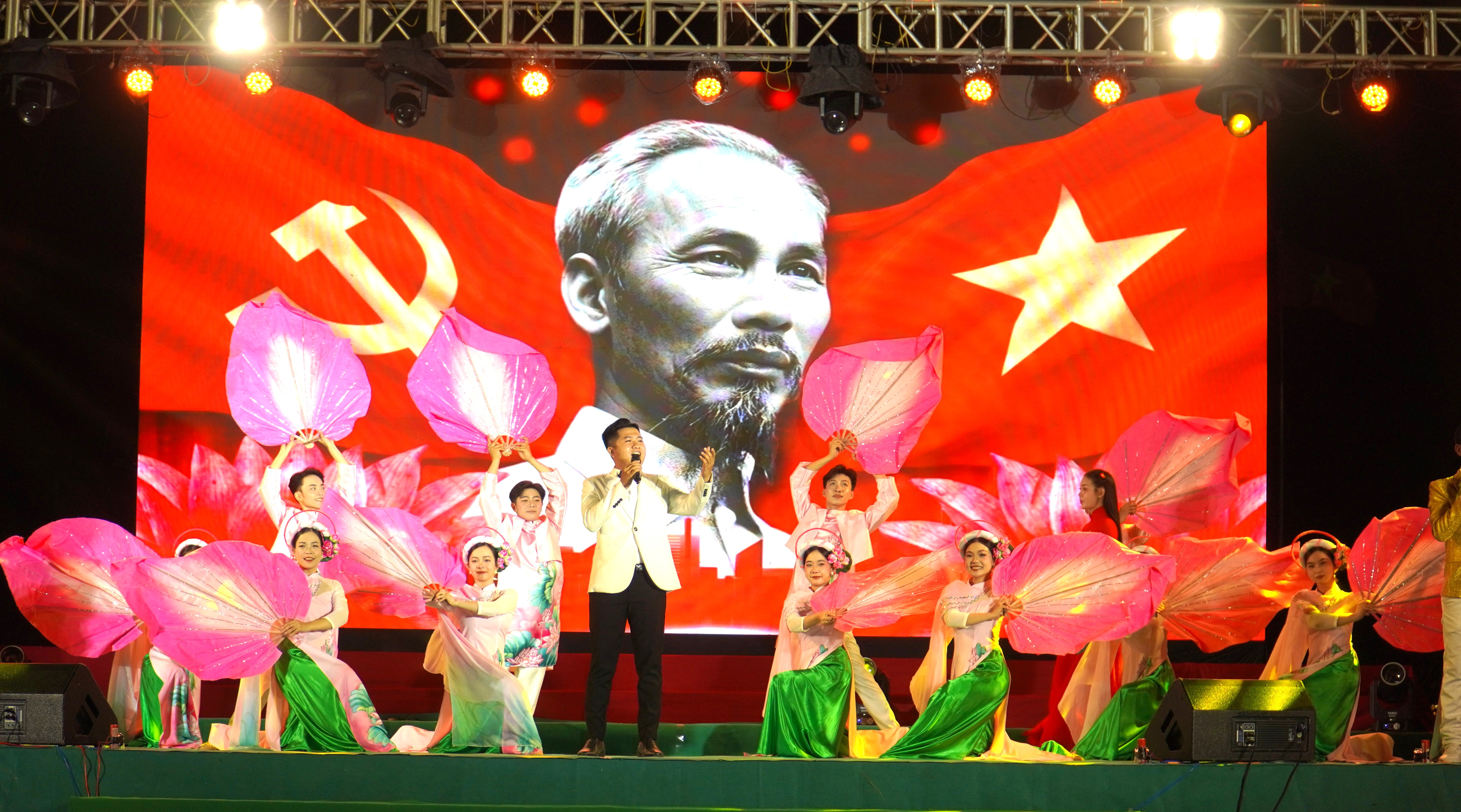 Sôi động chương trình nghệ thuật “Tuổi trẻ với tình yêu Đà Nẵng”