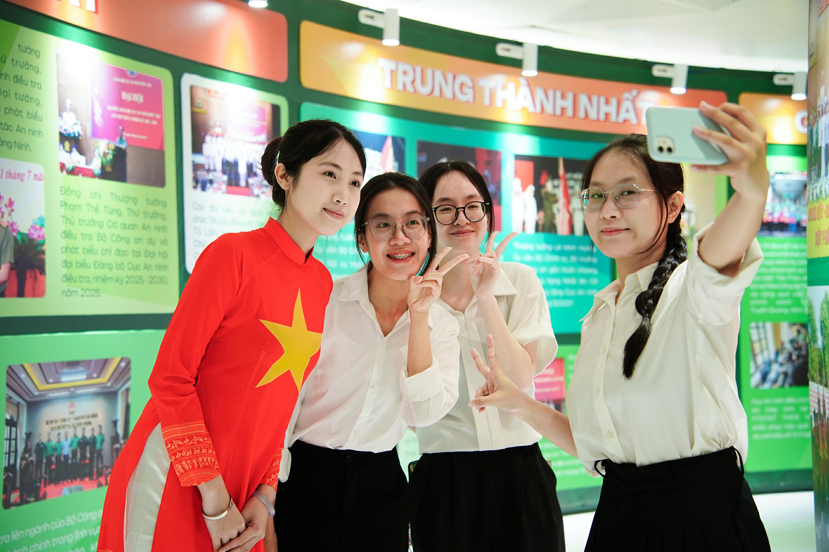 Triển lãm “80 năm An ninh nhân dân – Lá chắn thầm lặng” thu hút đông đảo người dân, du khách