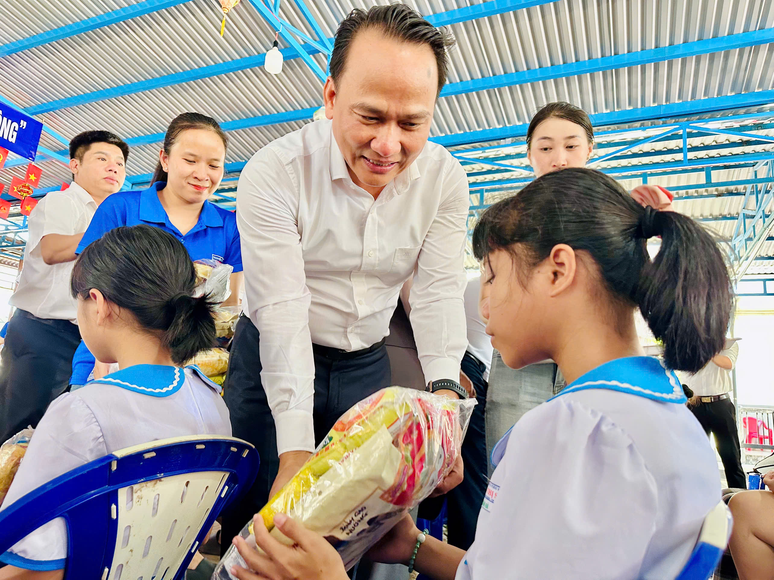 Phó Bí thư Thường trực Thành ủy Nguyễn Đình Vĩnh thăm, tặng quà trẻ em có hoàn cảnh khó khăn