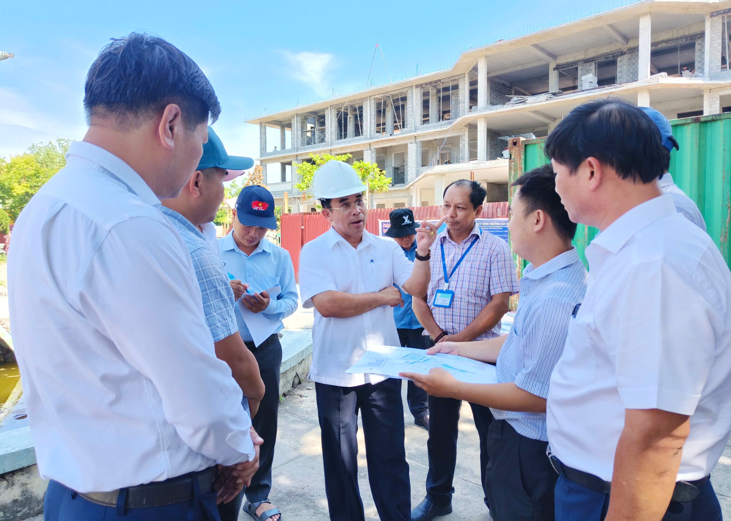 Phó Chủ tịch UBND thành phố Trần Anh Tuấn kiểm tra tiến độ các dự án cải tạo, nâng cấp trường học