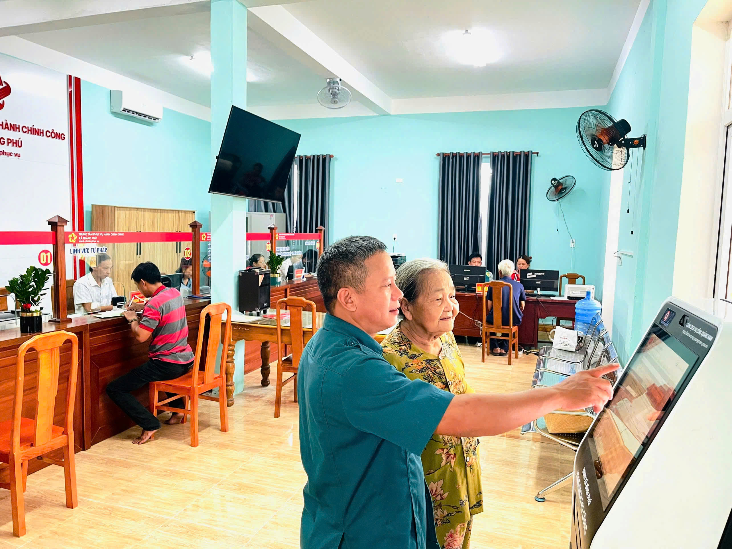 Đưa thủ tục hành chính "tự tìm đến" người dân và doanh nghiệp