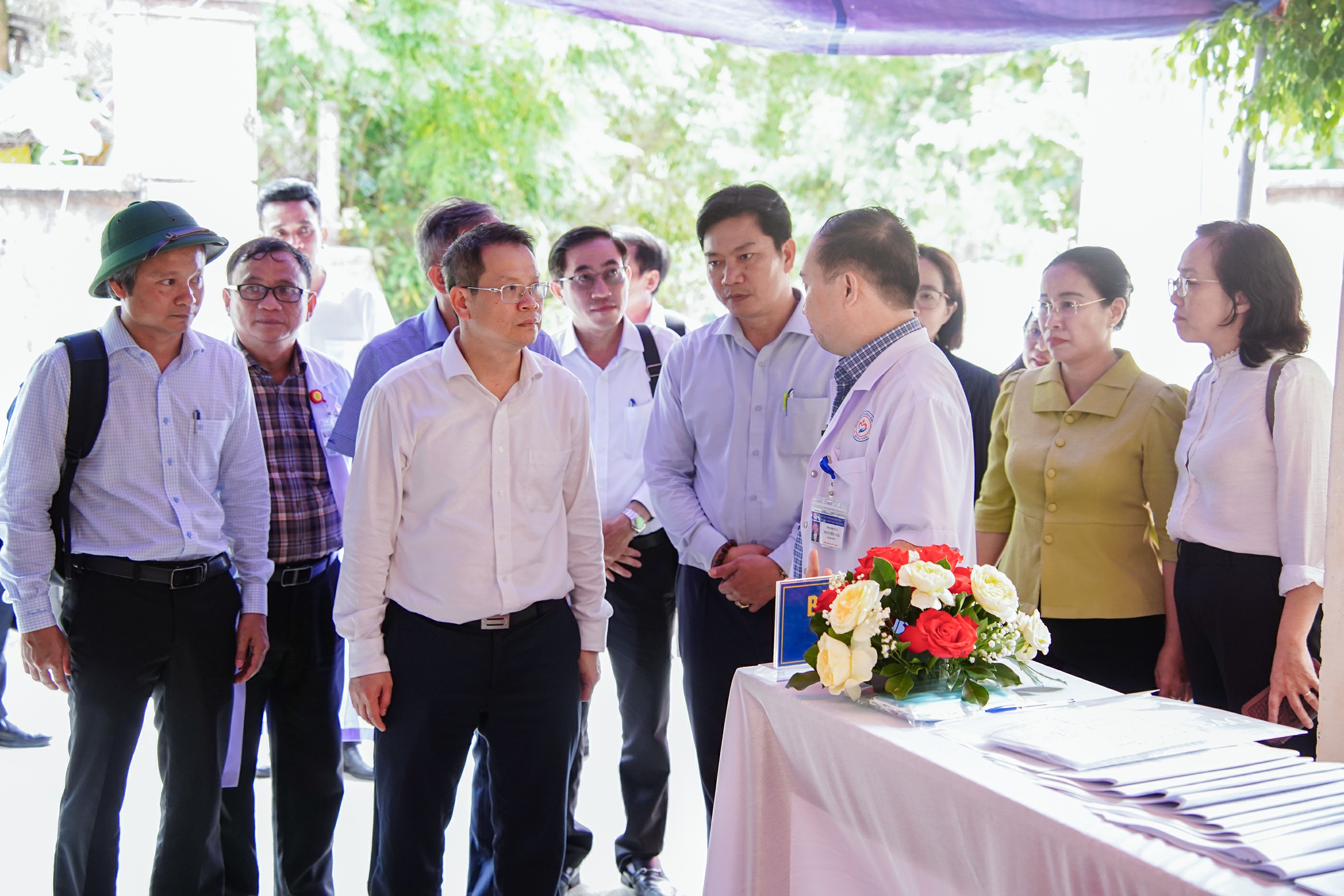 Lãnh đạo thành phố thăm, động viên đội ngũ y, bác sĩ khám sức khỏe toàn dân tại xã Tân Hiệp