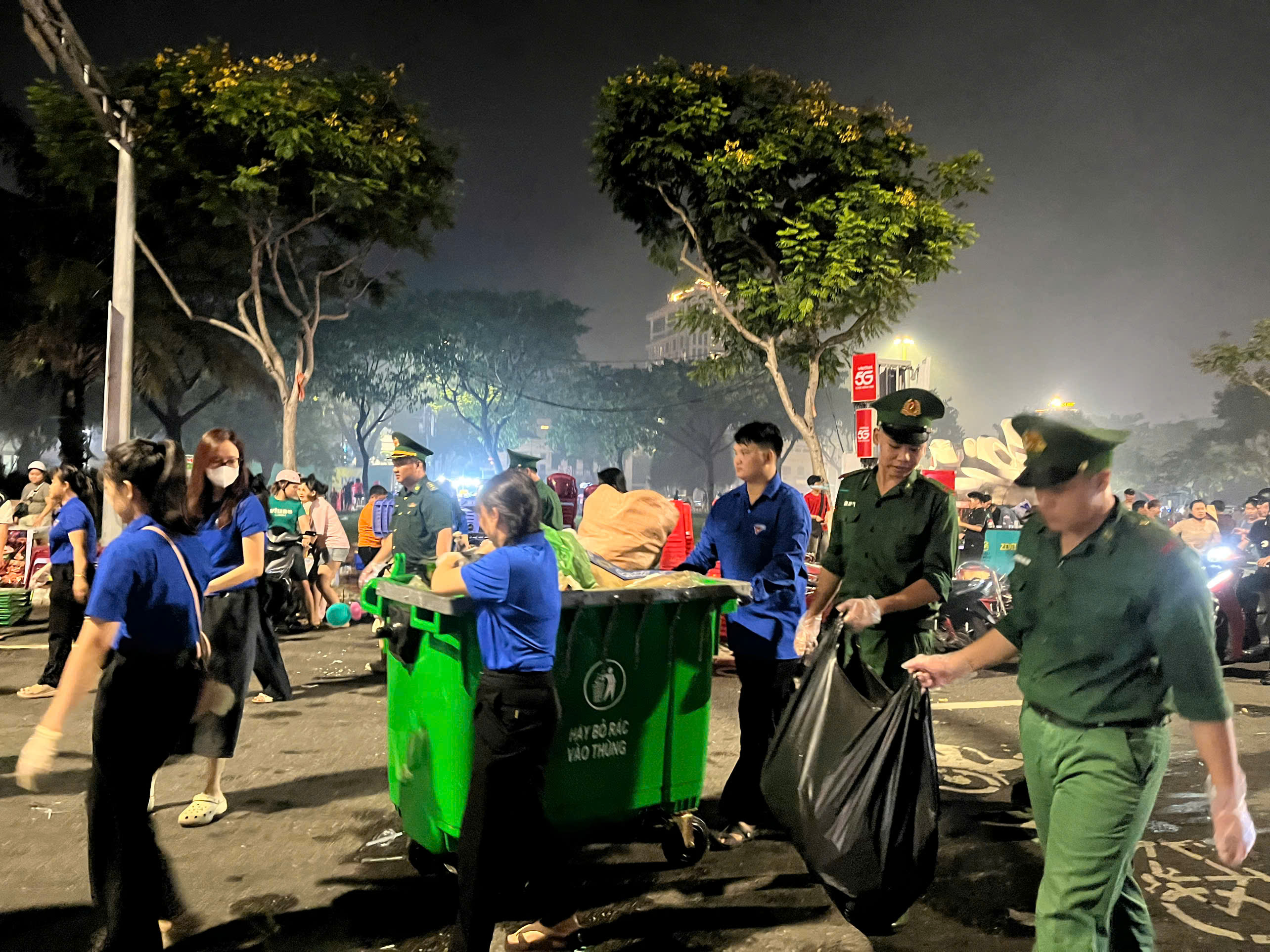 Những người giữ cho thành phố sạch đẹp sau đêm pháo hoa