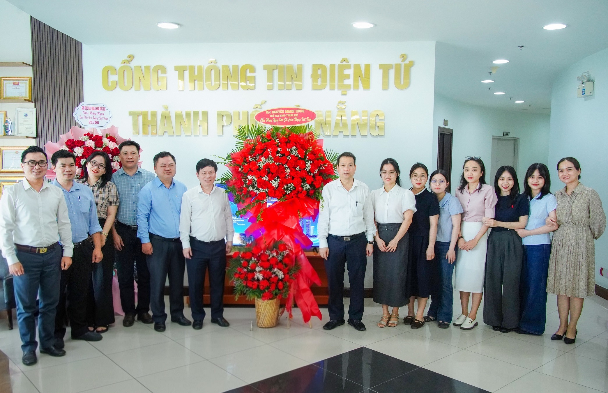 Chủ tịch UBND thành phố Nguyễn Mạnh Hùng thăm, chúc mừng Cổng Thông tin điện tử thành phố nhân Ngày Báo chí cách mạng Việt Nam