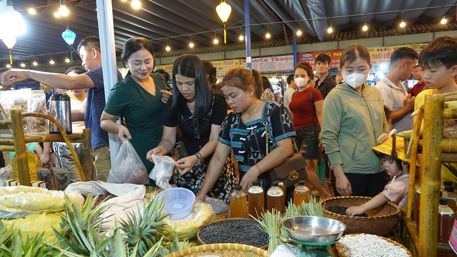Phiên chợ quê Hòa Vang: Mở lối cho sản phẩm địa phương