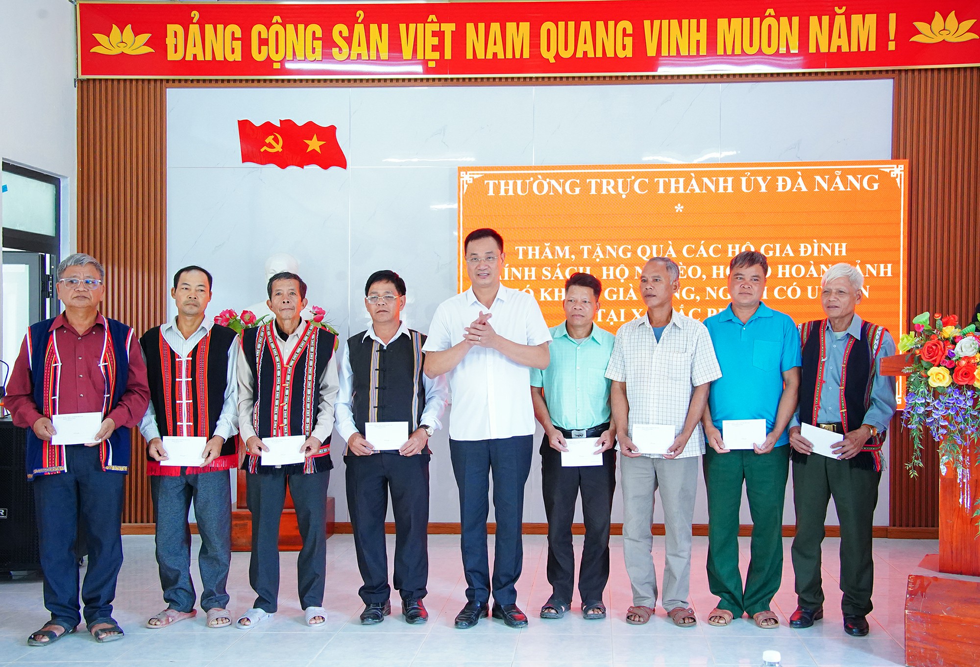 Lãnh đạo thành phố làm việc và tặng quà các gia đình chính sách, hộ khó khăn tại xã Đắc Pring